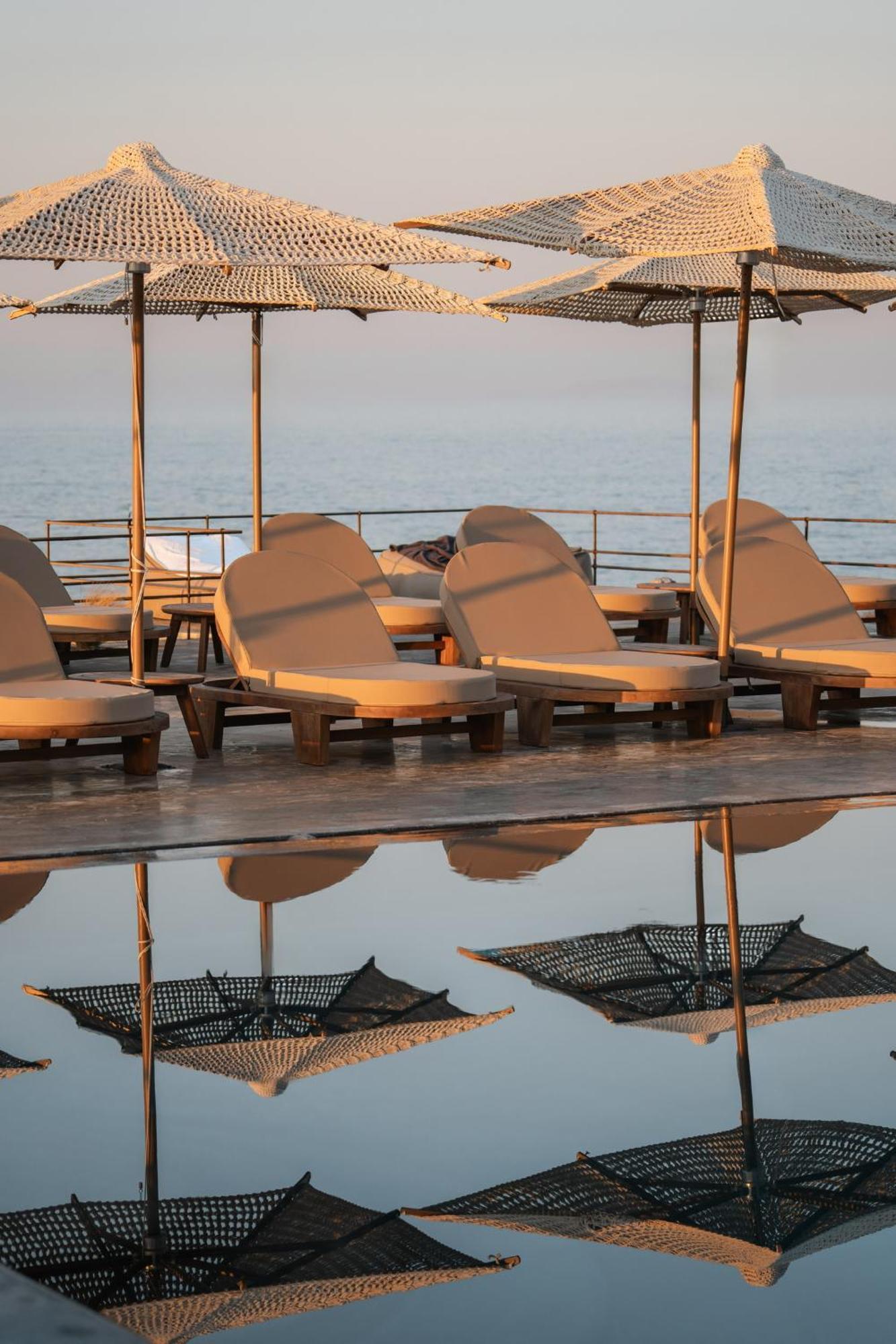 Colombos Beachfront Foinikiá エクステリア 写真