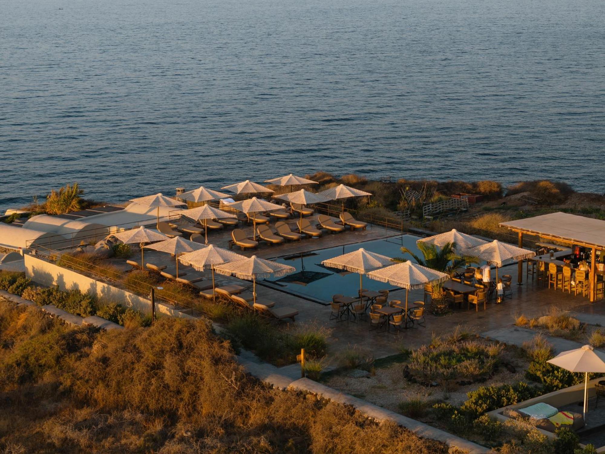 Colombos Beachfront Foinikiá エクステリア 写真