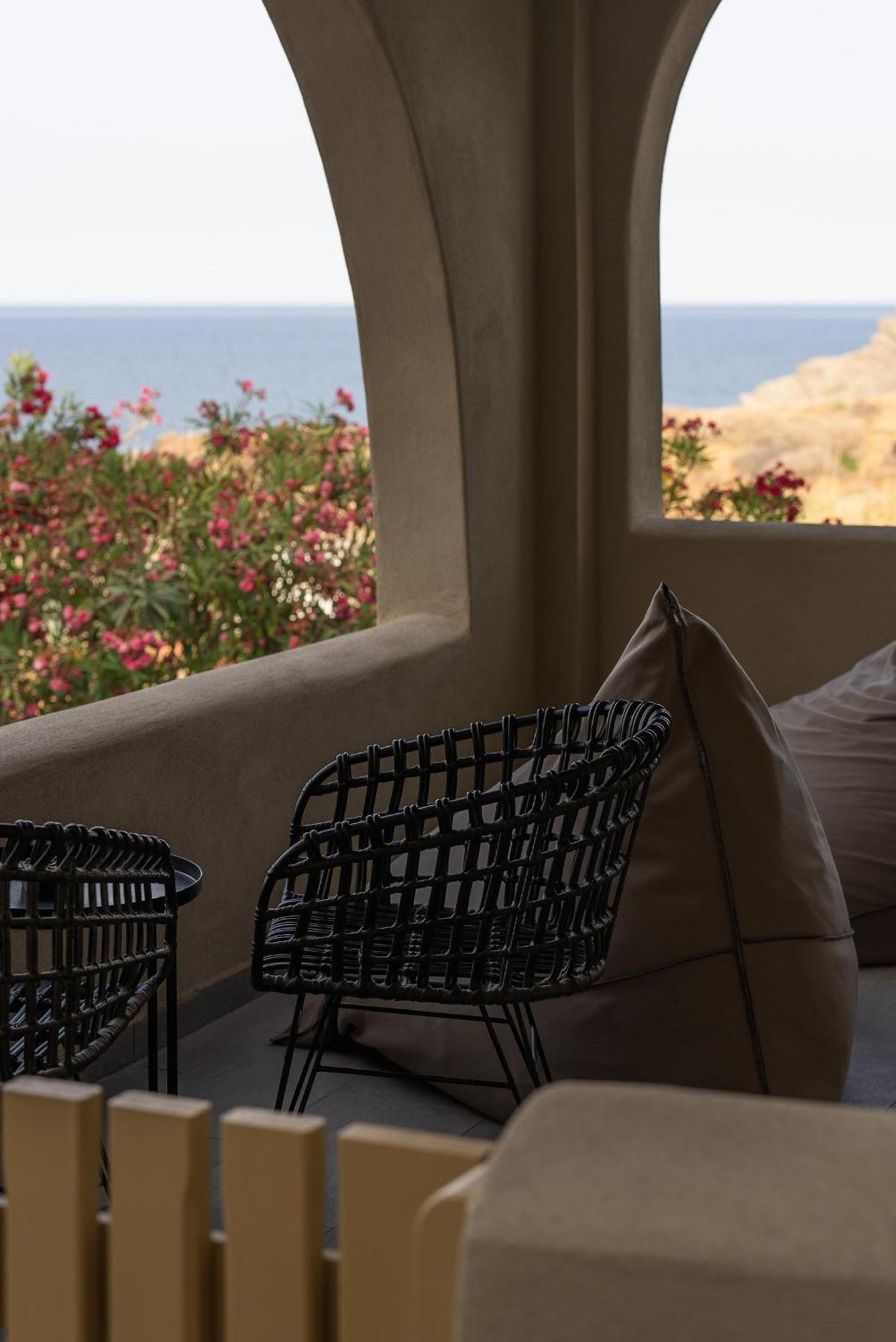 Colombos Beachfront Foinikiá エクステリア 写真
