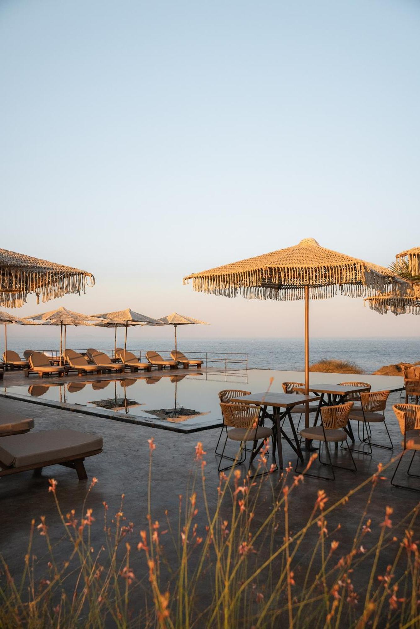 Colombos Beachfront Foinikiá エクステリア 写真