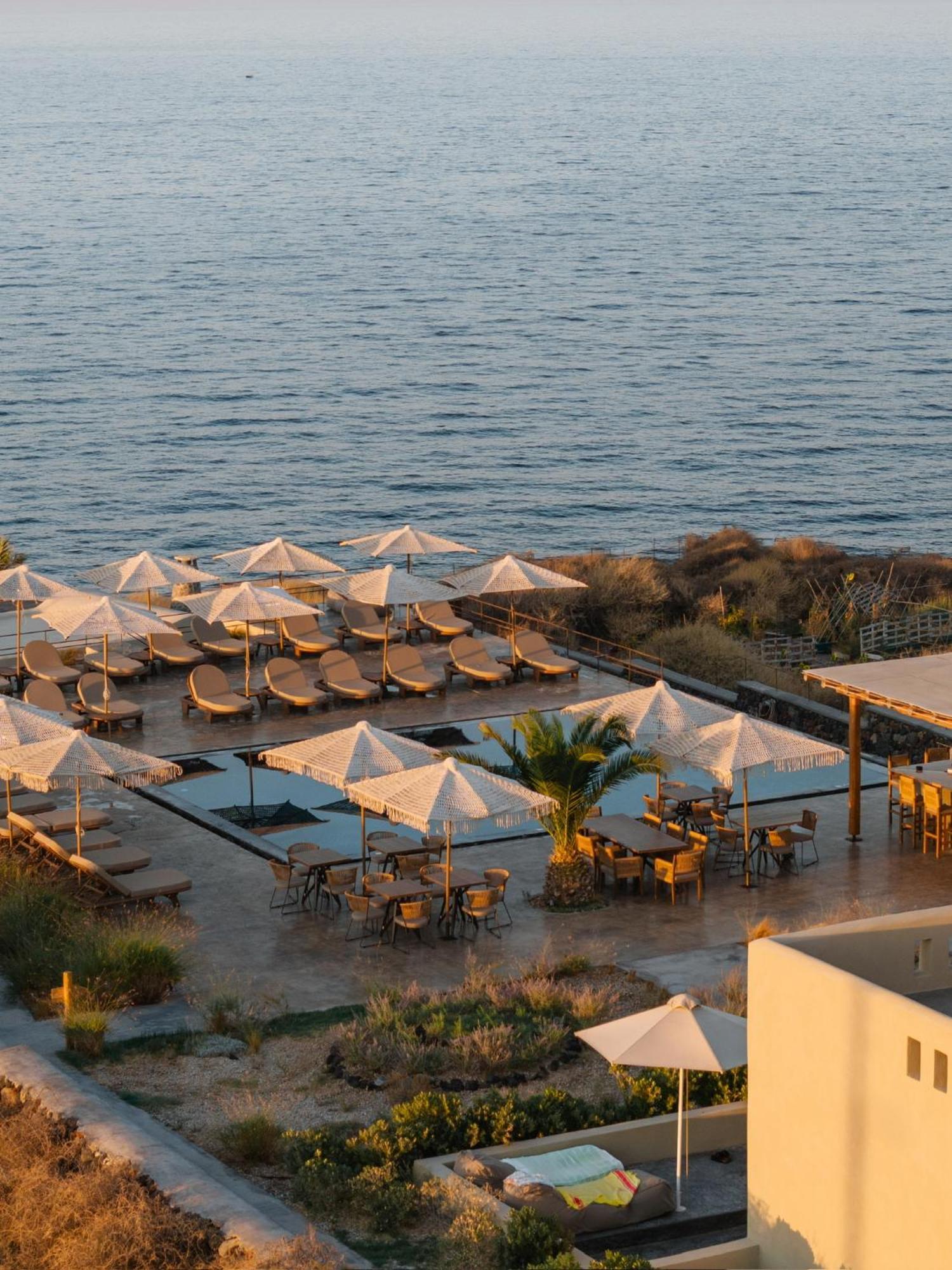 Colombos Beachfront Foinikiá エクステリア 写真